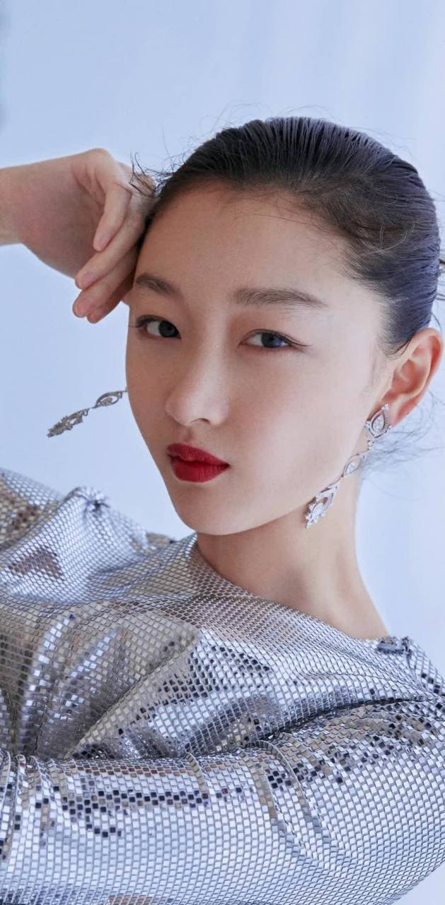 周冬雨高清壁纸来了,一袭银色镂空连衣裙完美体现她的小蛮腰[嘘]