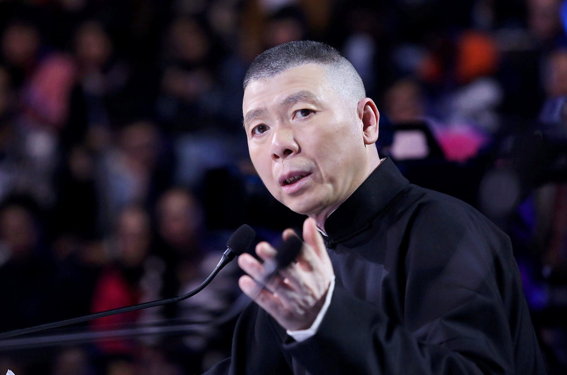 【冯小刚谈被谣传移民美国:很无奈】近日,冯小刚接受