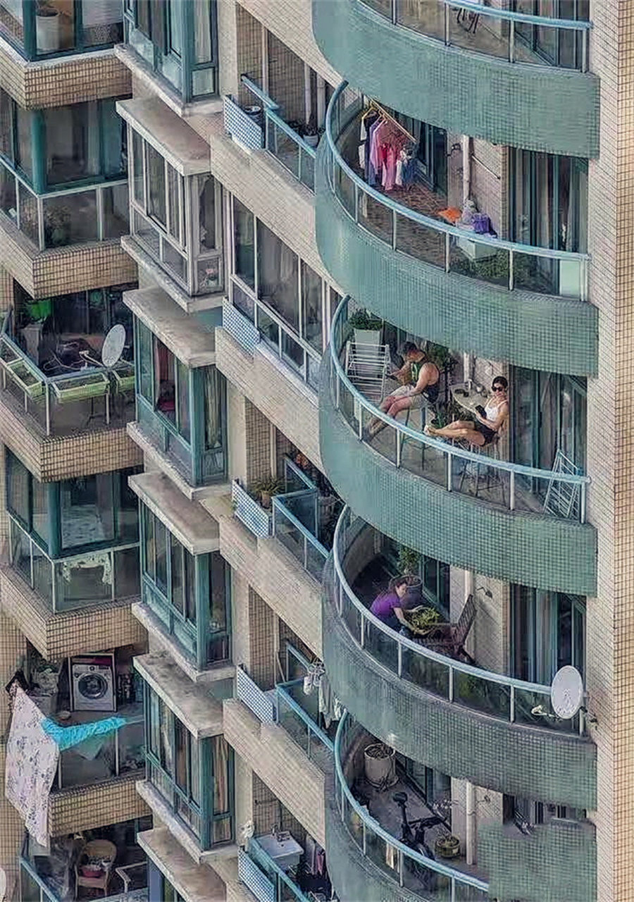 这样的阳台呈半圆形,可以在阳台上种些花.