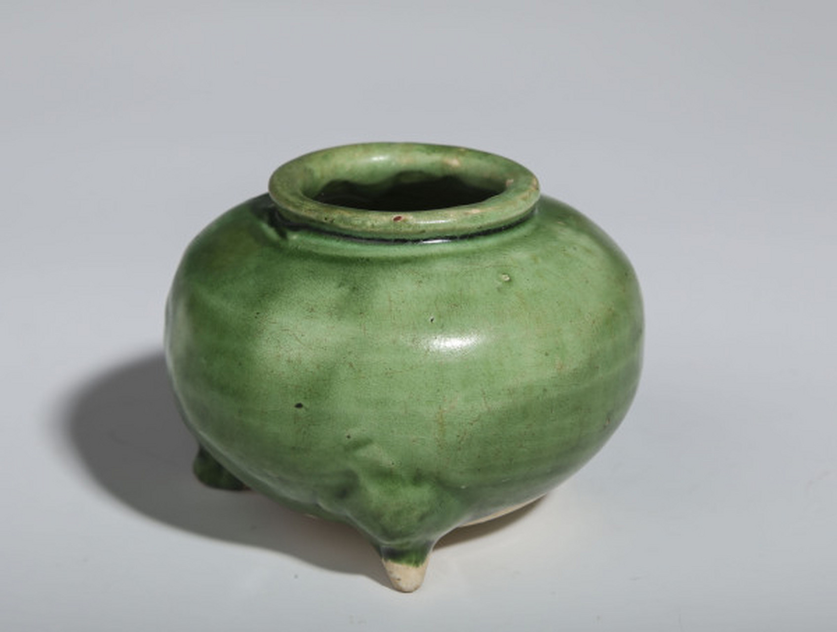 器身光素,施绿釉不及底,颜色翠绿清亮.