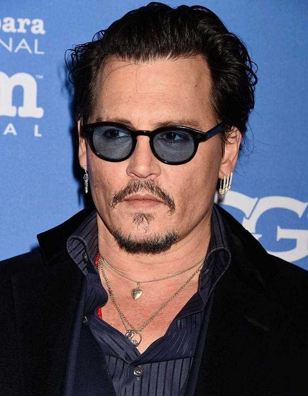 约翰尼·德普出庭为何总戴墨镜?墨镜时尚意外成网友跟风穿搭.[惊哭]