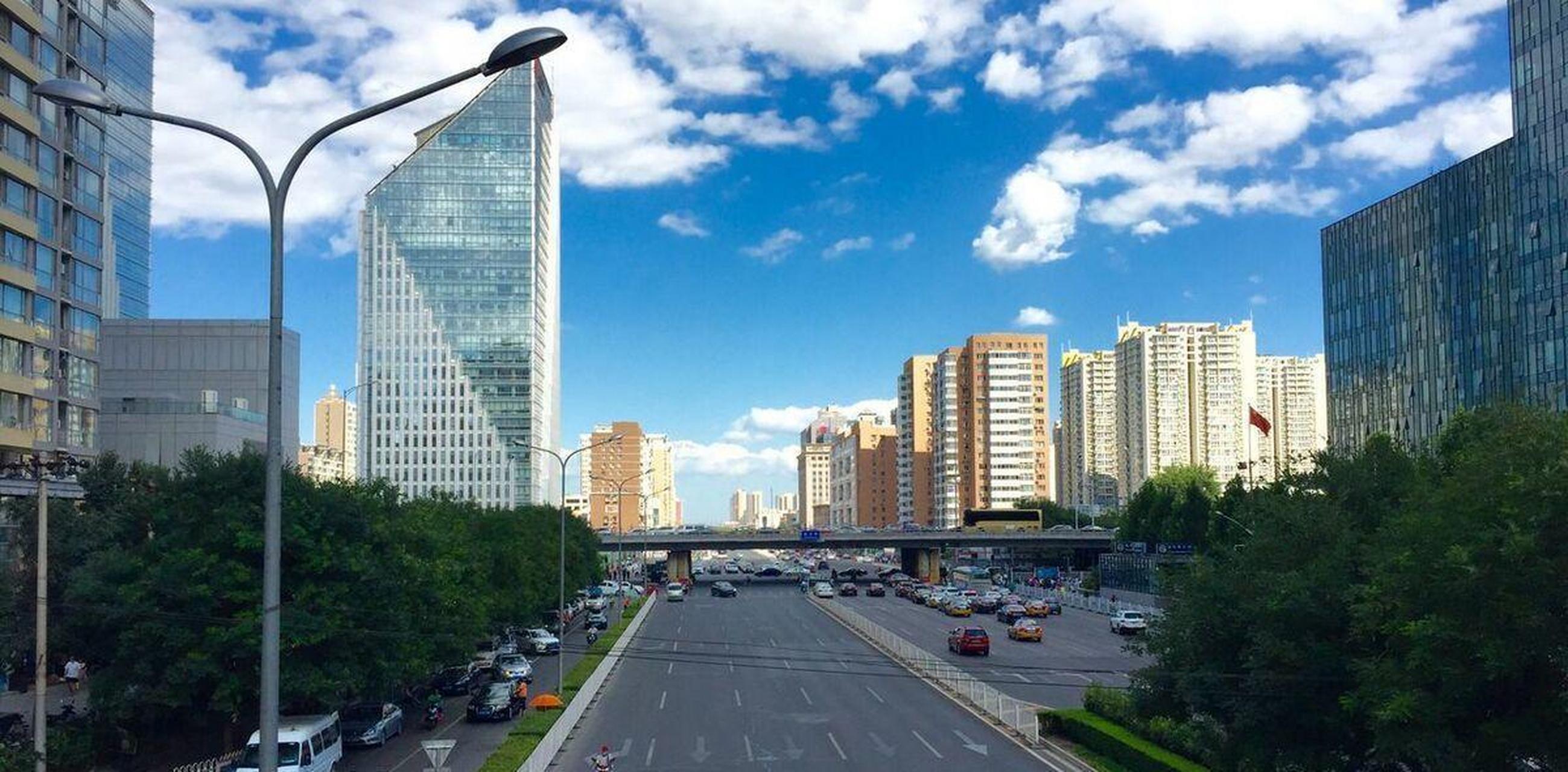 一种观点认为,北京是一个人口接近两千万的城市,二环内弄高架的确不