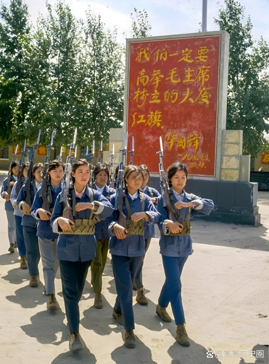 看到照片中全副武装的女孩你感到惊讶吗?他们不是军人.