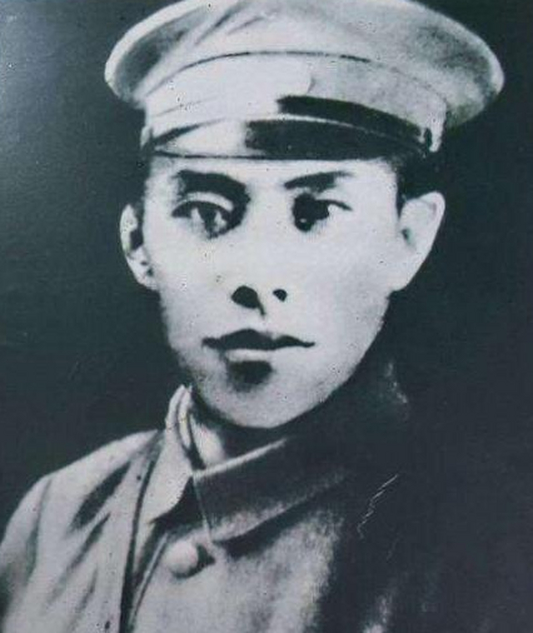 1933年,因人举报,李赤然突然被近百名敌军围在了一个戏院里.