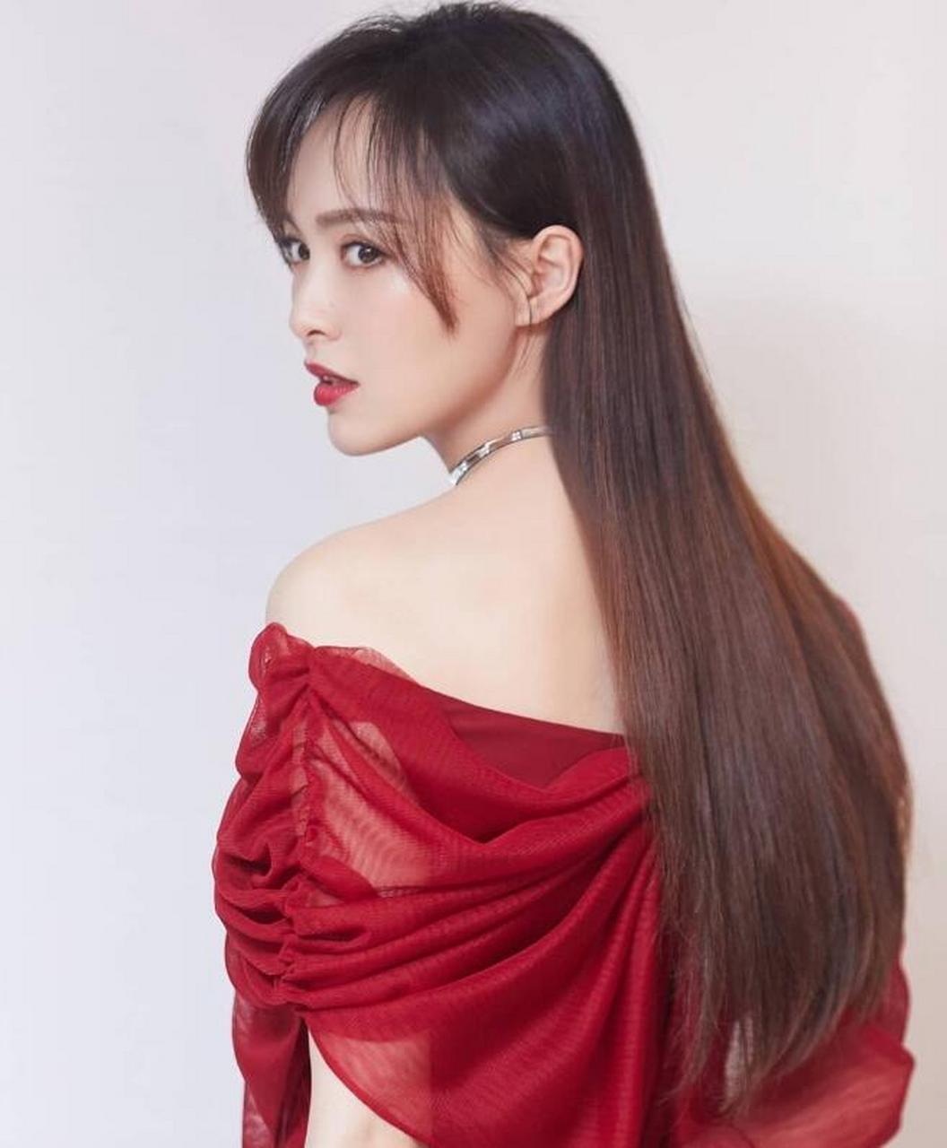 妩媚优雅,时尚靓丽的#唐嫣# 一袭红色深v溜肩包臀裙,搭配黑色长筒靴