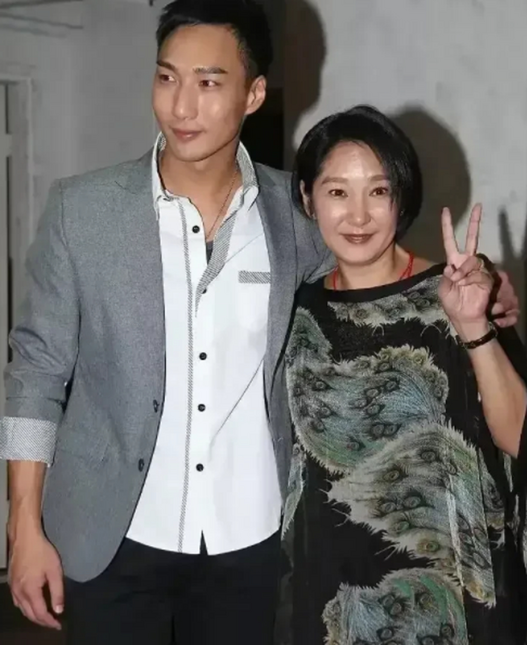 雪梨和儿子同台,雪梨还是那么大气端庄;徐伟栋一身西装高大英俊,这