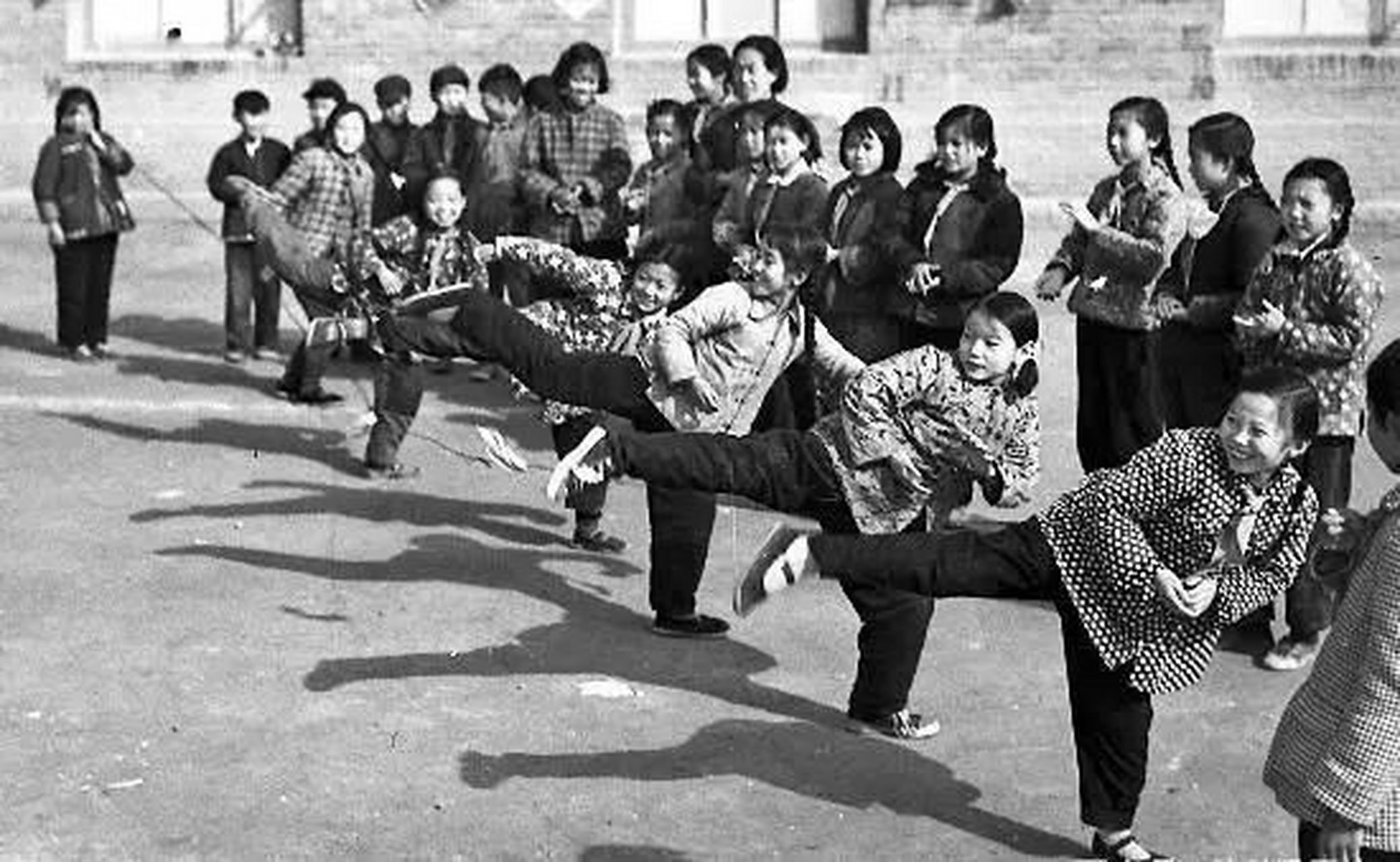 80年代,孩子们正在跳橡皮筋,齐刷刷的动作,女孩子们的最爱了.
