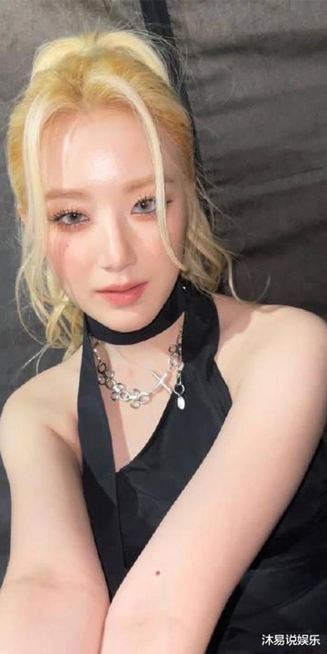 叶舒华晒金发高马尾随拍