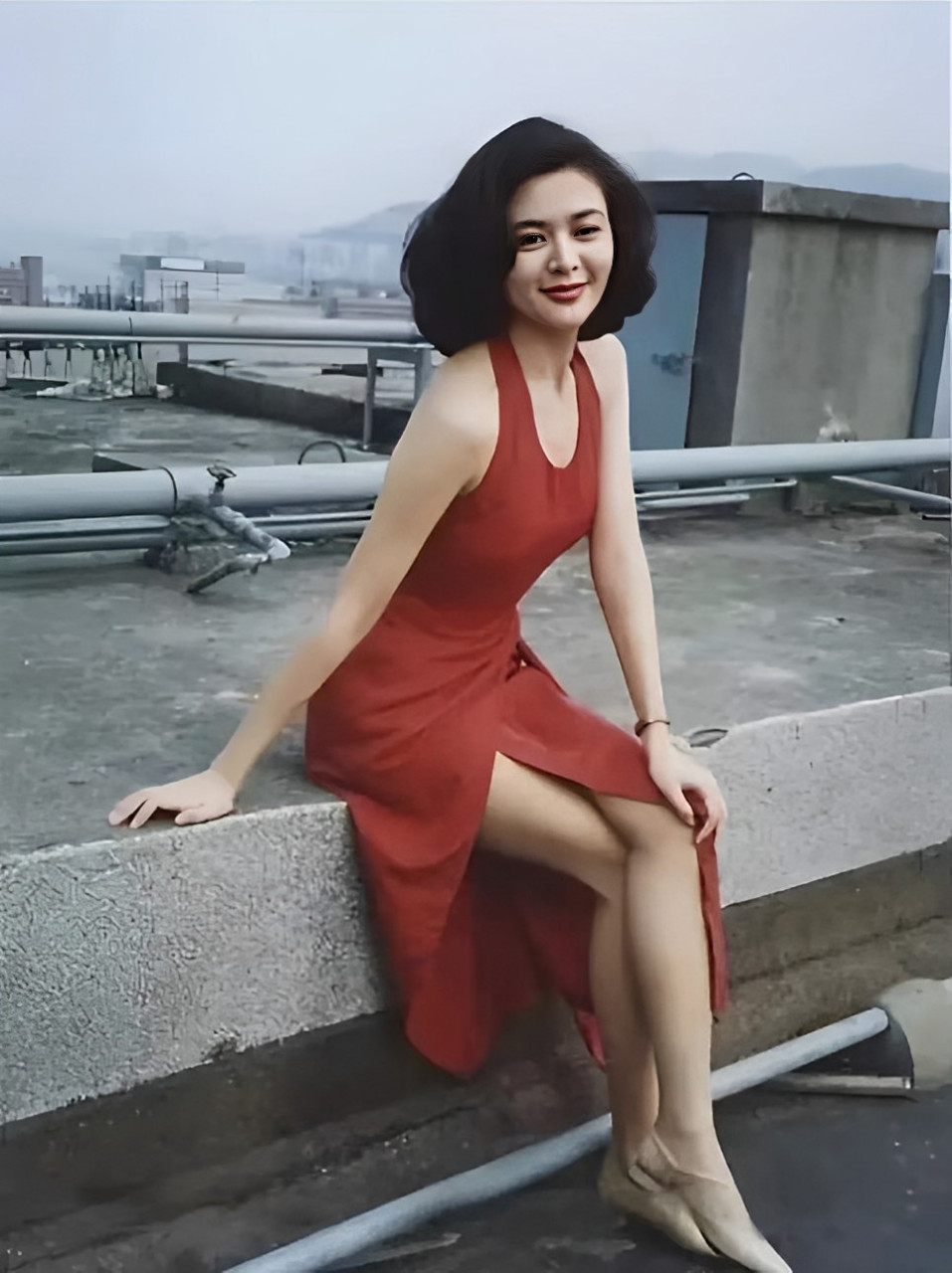 这是最美十三姨关之琳在楼顶的一张留影.