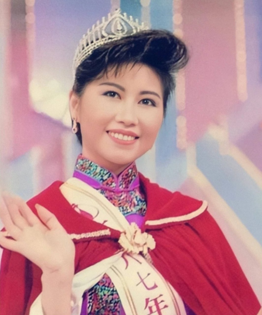 87年港姐冠军杨宝玲, 现身份某珠宝连锁集团创始人之一 女人嘴大颧大