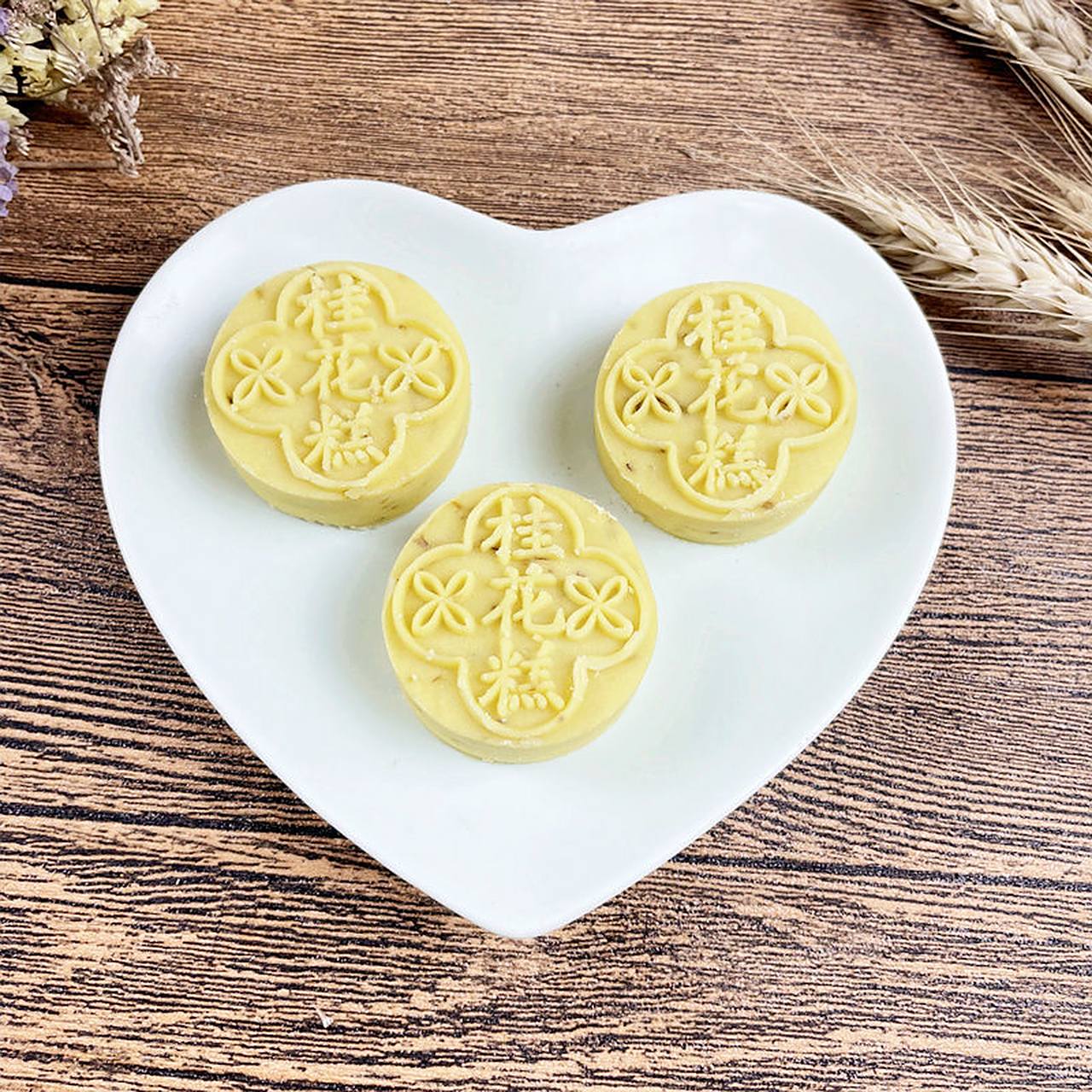 两个人歪在沙发上追剧,吃完让人唇齿留香的桂林桂花糕,两个人就不用再