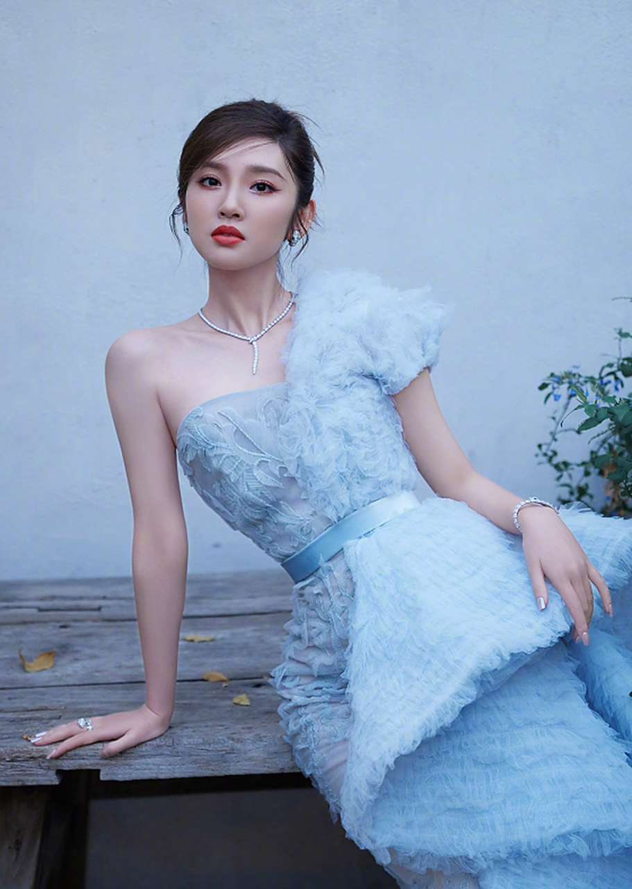 穿蓝色礼服的唐艺昕,静谧且没好!