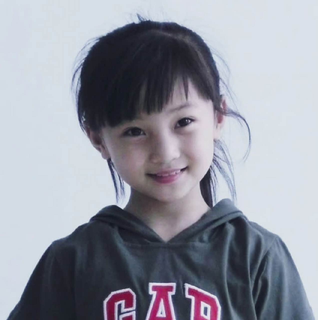 二十四岁的林妙可去北京电影节. 她的五官还是很好看的