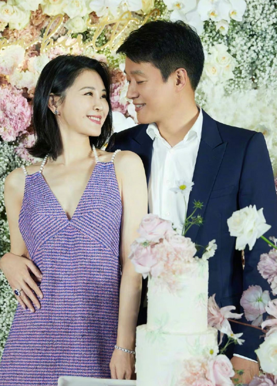 佟大为和他老婆看起来很恩爱啊