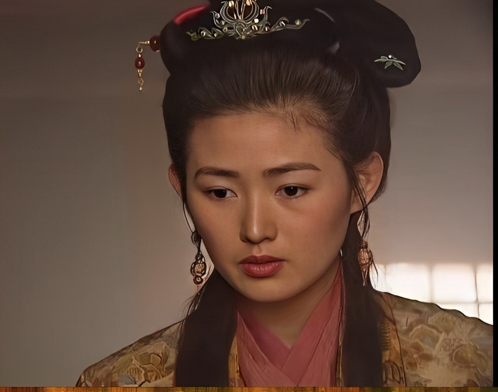 1998年,在拍摄电视剧《水浒传》期间,"潘金莲"和"武大郎"的演员在戏外