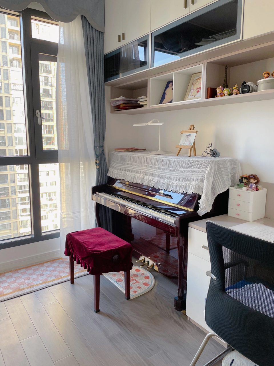 因为家里有钢琴 给钢琴留下了充足的空间 旁边就是书桌,可以练习练习