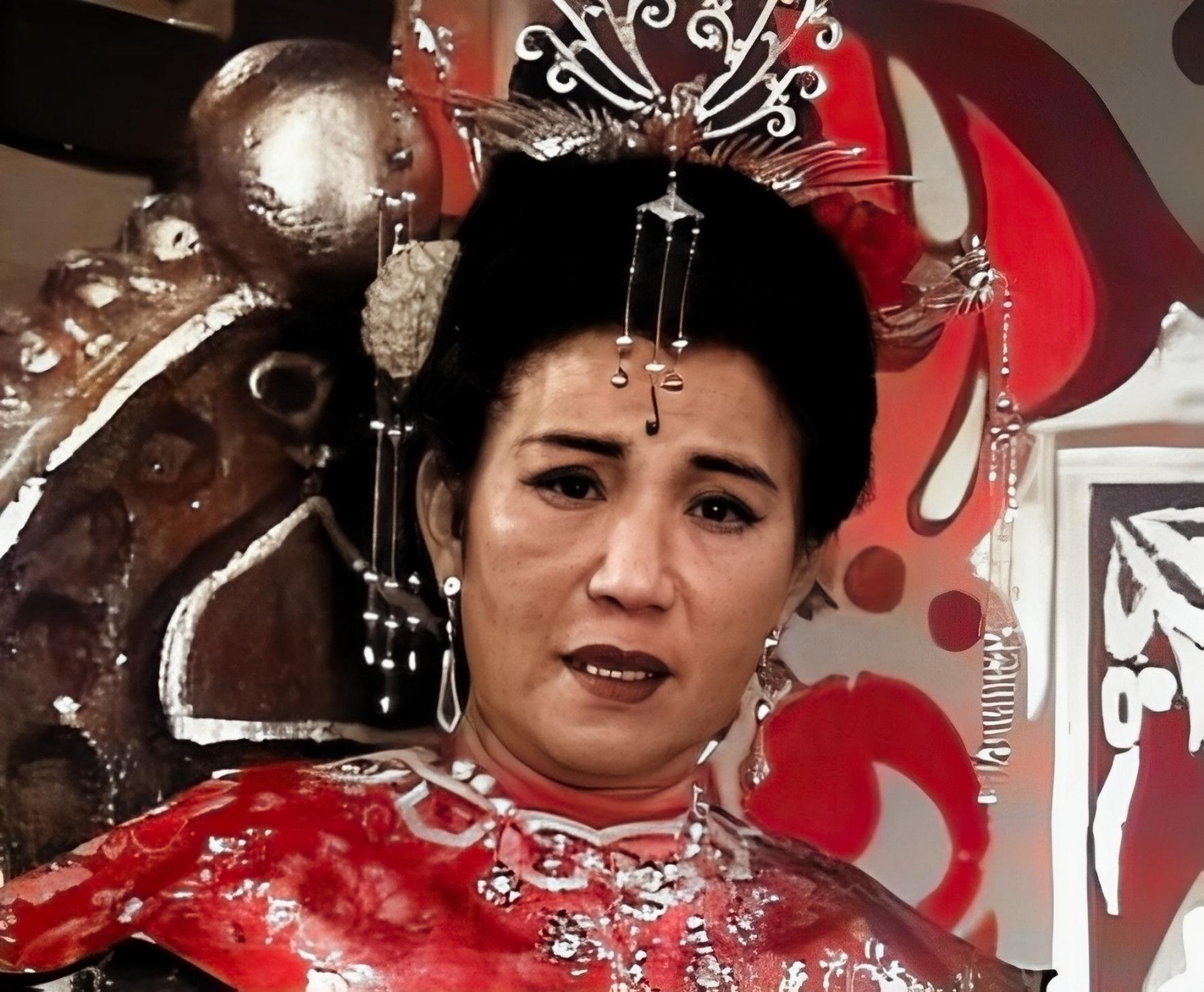 一张年轻的赵丽蓉和新凤霞的照片,两人都在唱评剧.