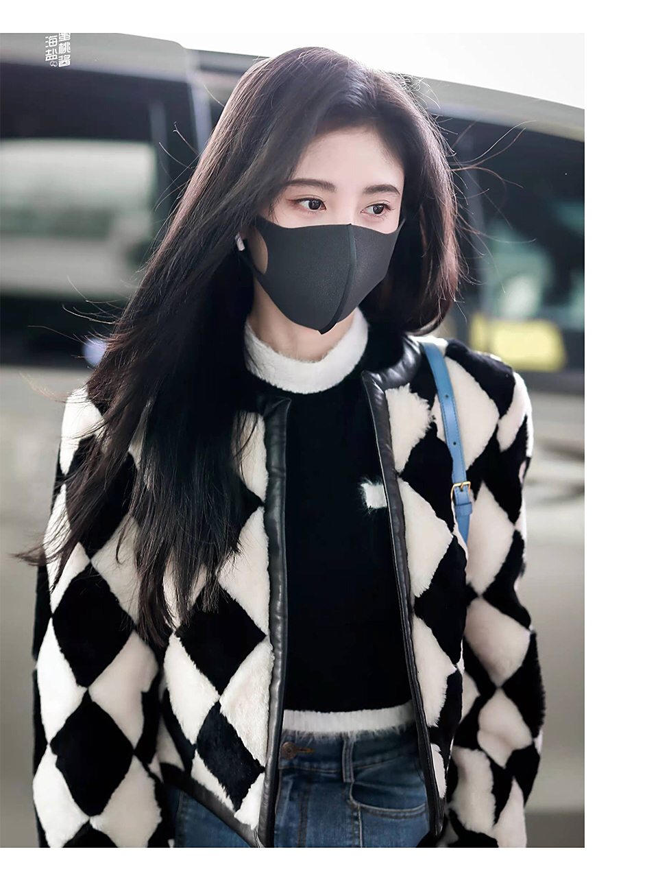 鞠婧祎名媛风穿搭 黑白格子羊羔毛外套名媛风满满～ 搭配设计感牛仔裤