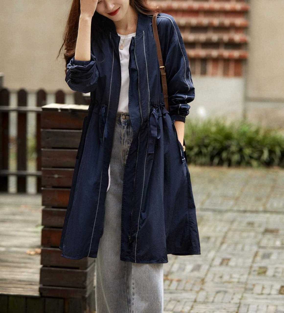 它就是一件时装风衣,打理方便 轻薄方便快速收纳折叠 轻松无负担;功能
