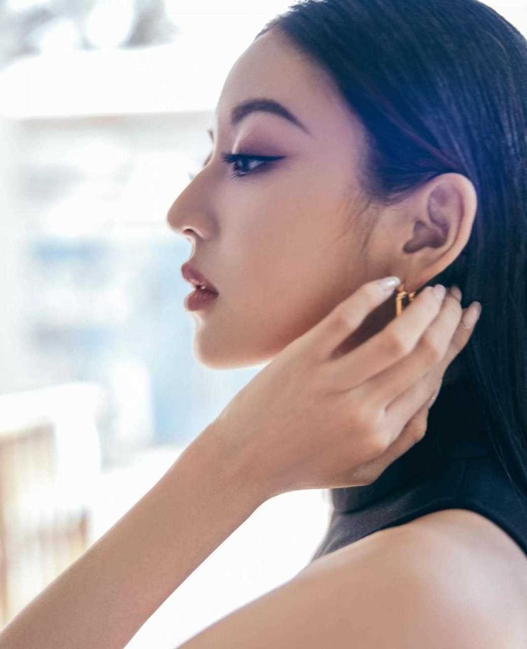 李尖尖的好闺蜜唐灿扮演者何瑞贤校服变装黑色礼服裙,优越的脸蛋,还有