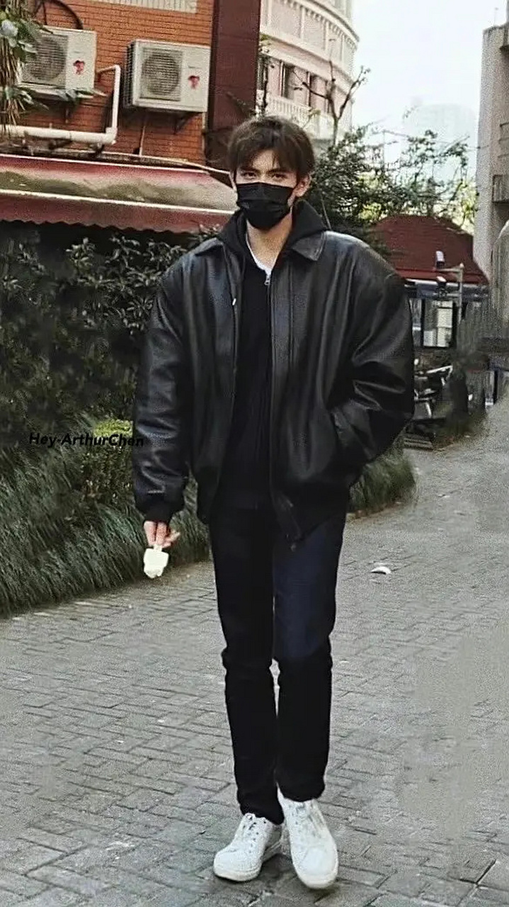 这张好适合传到外网,这不就是韩国人最爱的双开门冰箱帅哥