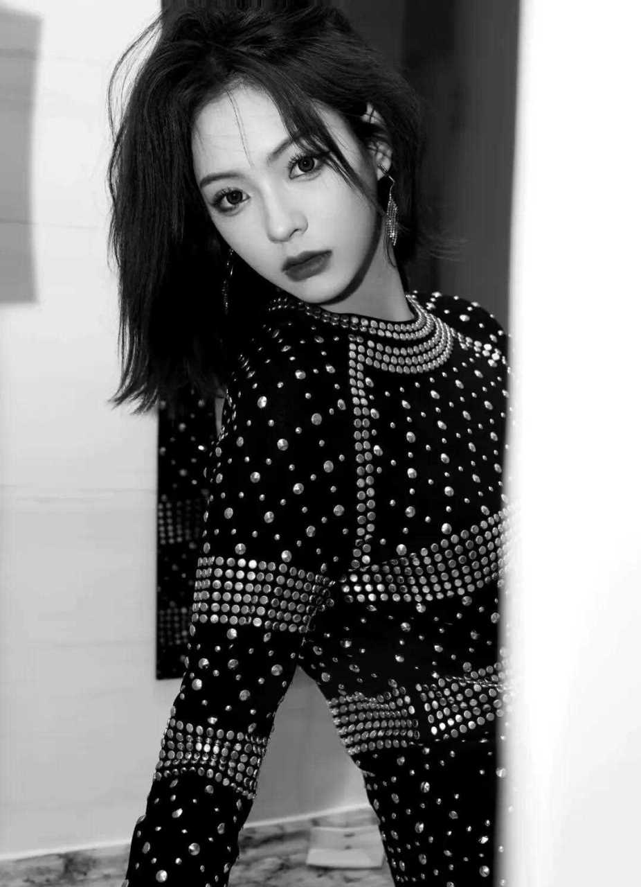 阿侯阿婕 —[二哈] ┍┈ 2021凤凰网时尚之选 ┈┑ [鄙视]