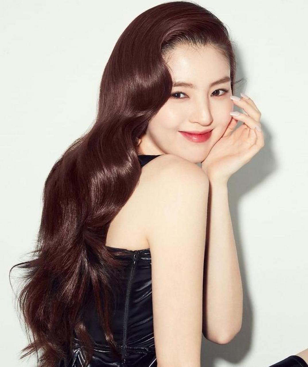 韩国女星韩素希一头金色大浪浪卷发,妩媚动人