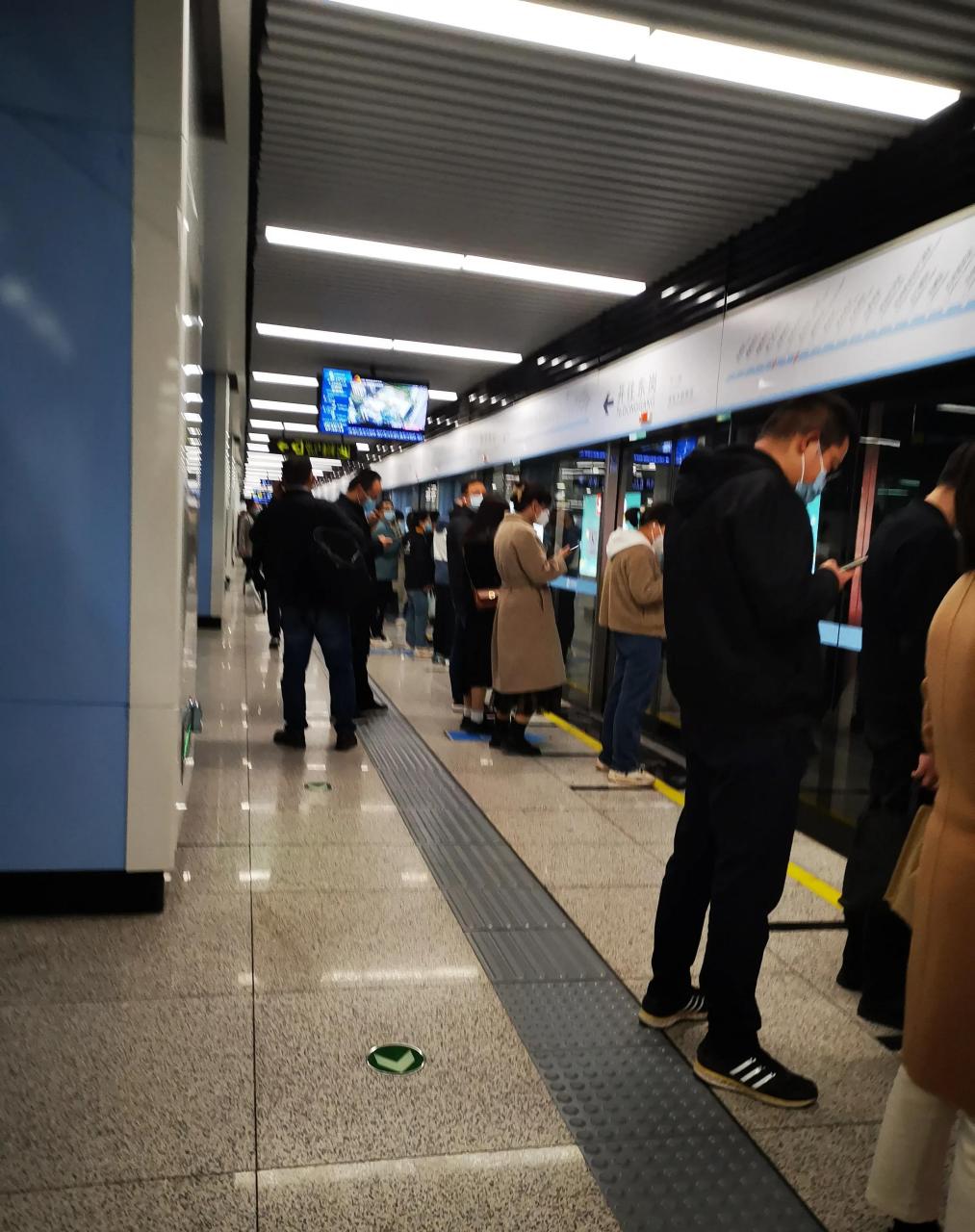 从西固陈官营开往兰州市区的地铁,始发站就已经坐满了乘客,1#线延伸段