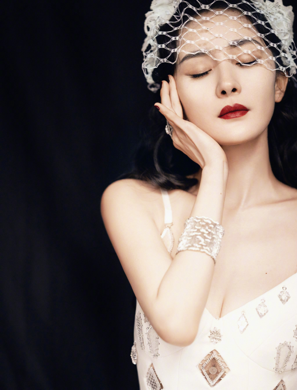 回顾杨幂的vogue新篇章之夜现场的照片  杨幂,这位明艳的大美女,再次