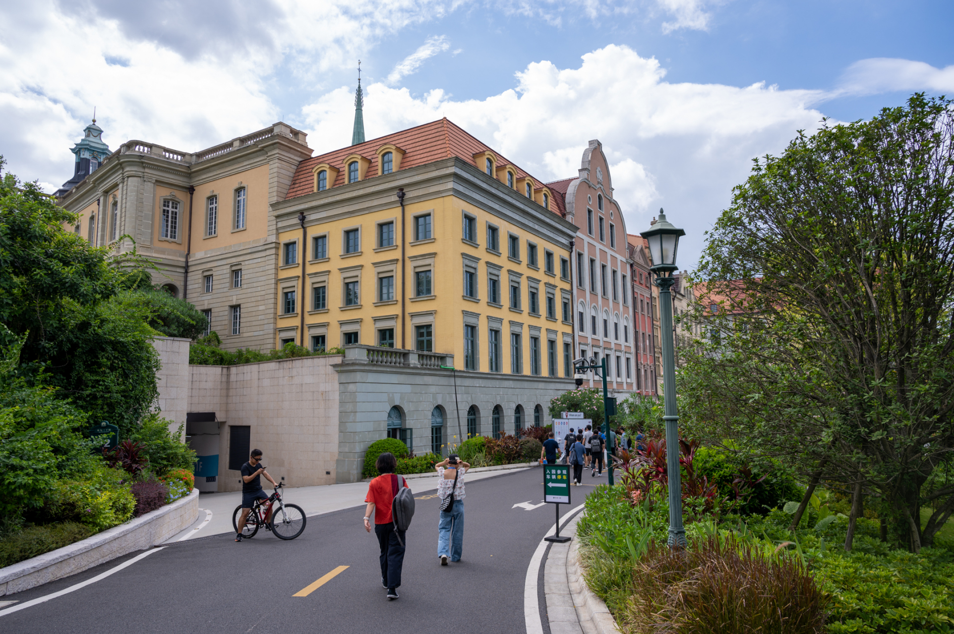 今天东莞的天气真不错,蓝天白云下的华为松山湖总部小镇是不是很漂亮?