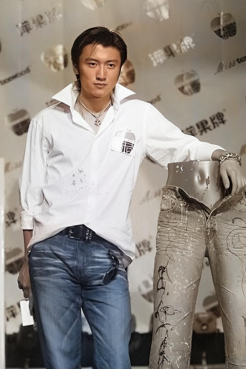 2013年,陈坤指责谢霆锋砸耳机:墨镜是怎么回事?