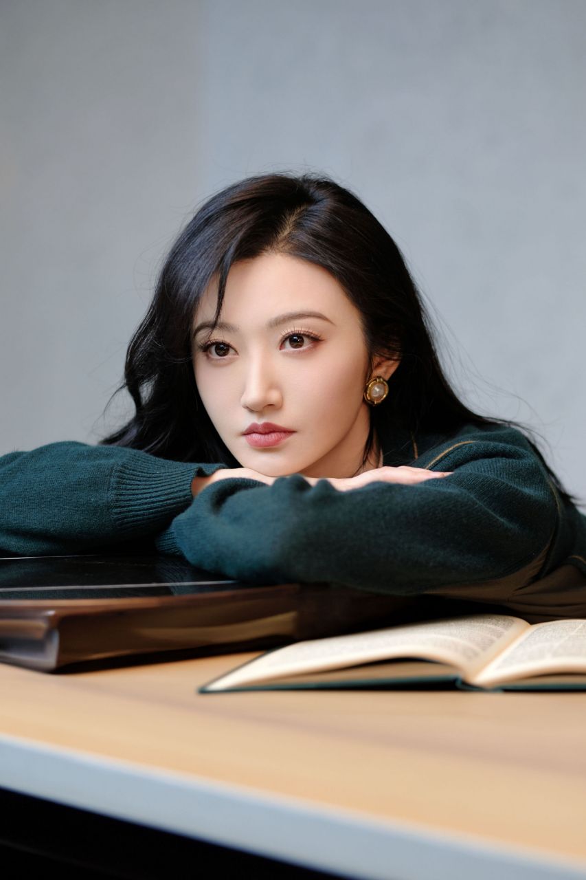 景甜# #娱乐热ai计划# 景甜近日穿着黑色皮裙亮相,纤细美腿及独特