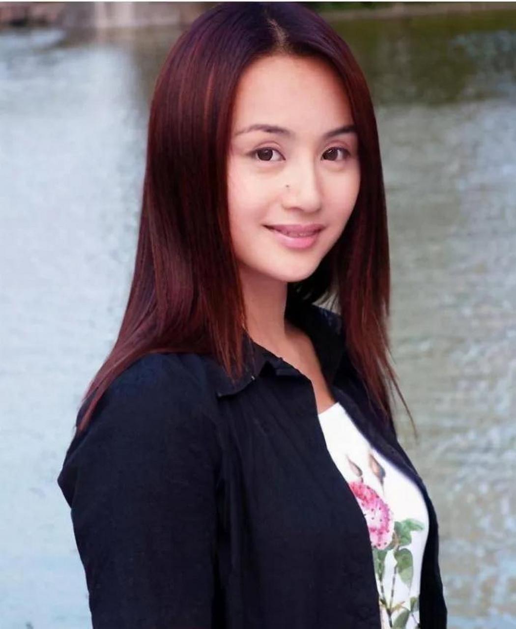 朱珠把嘴角的痣去掉后,整个颜值都提升了一个等级.