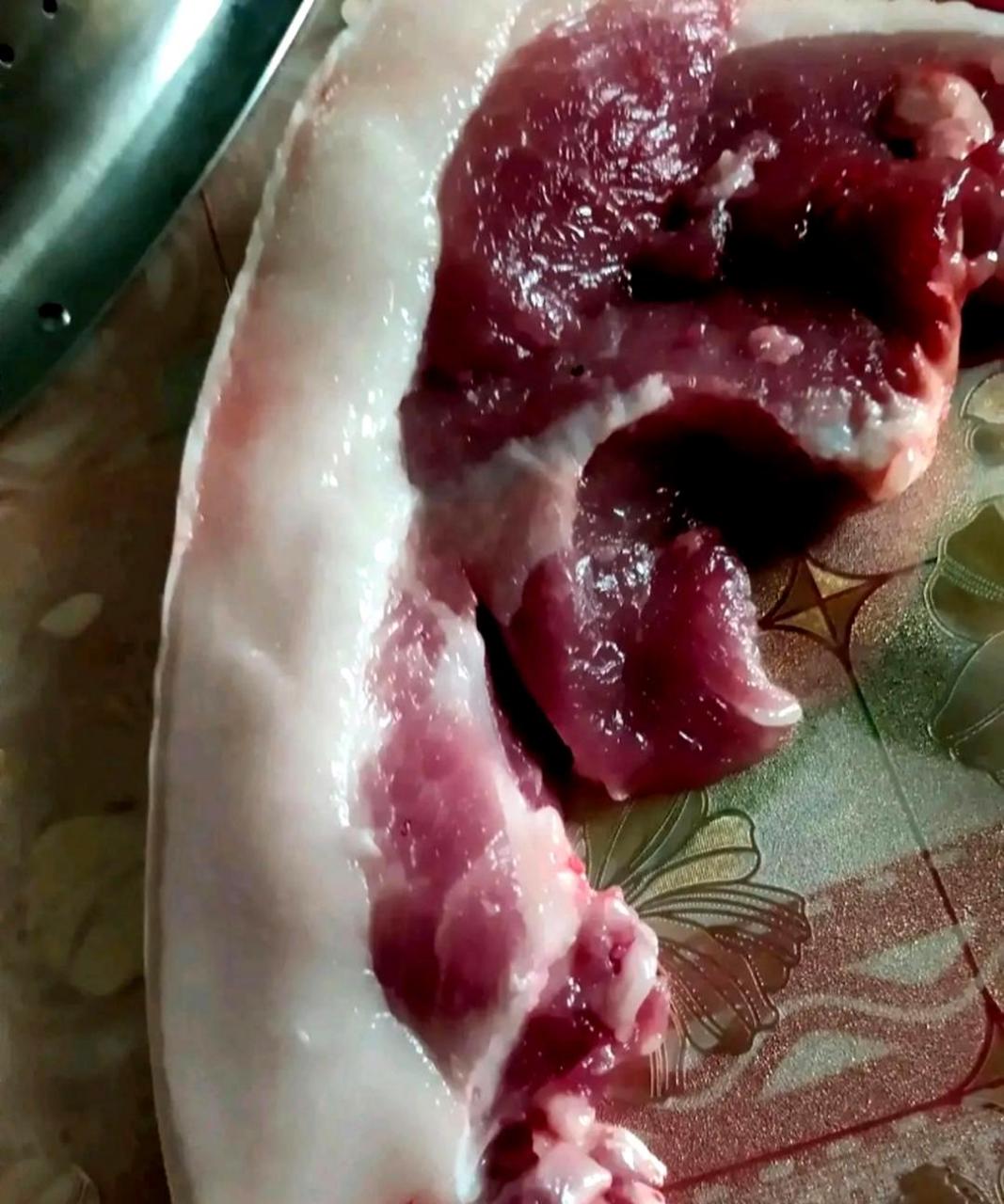 我老公买回来的猪肉颜色很深,不知道是不是死猪肉.