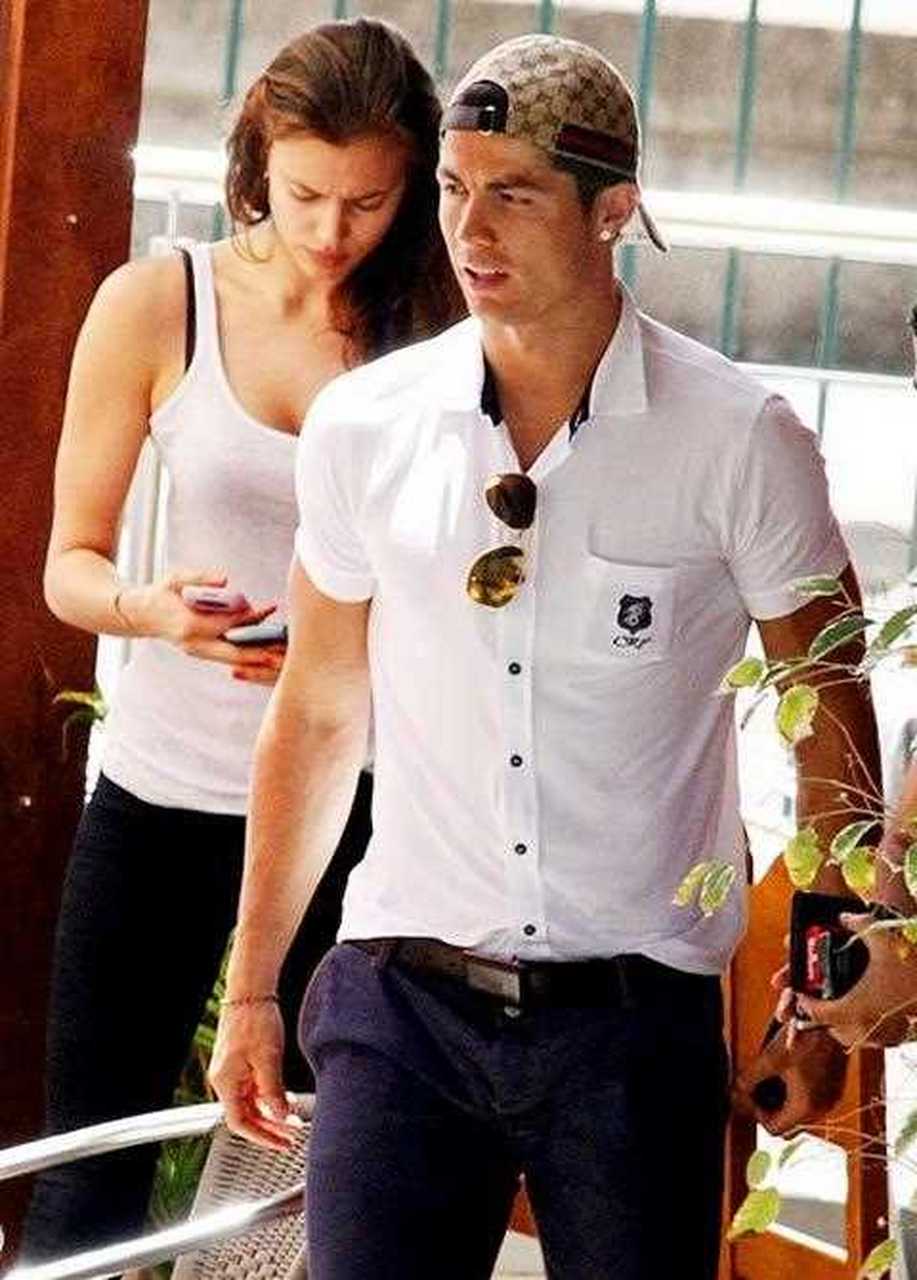 c罗前女友伊莲娜穿上紧身吊带裙,秀出纤细双腿的效果太棒了,她不愧是