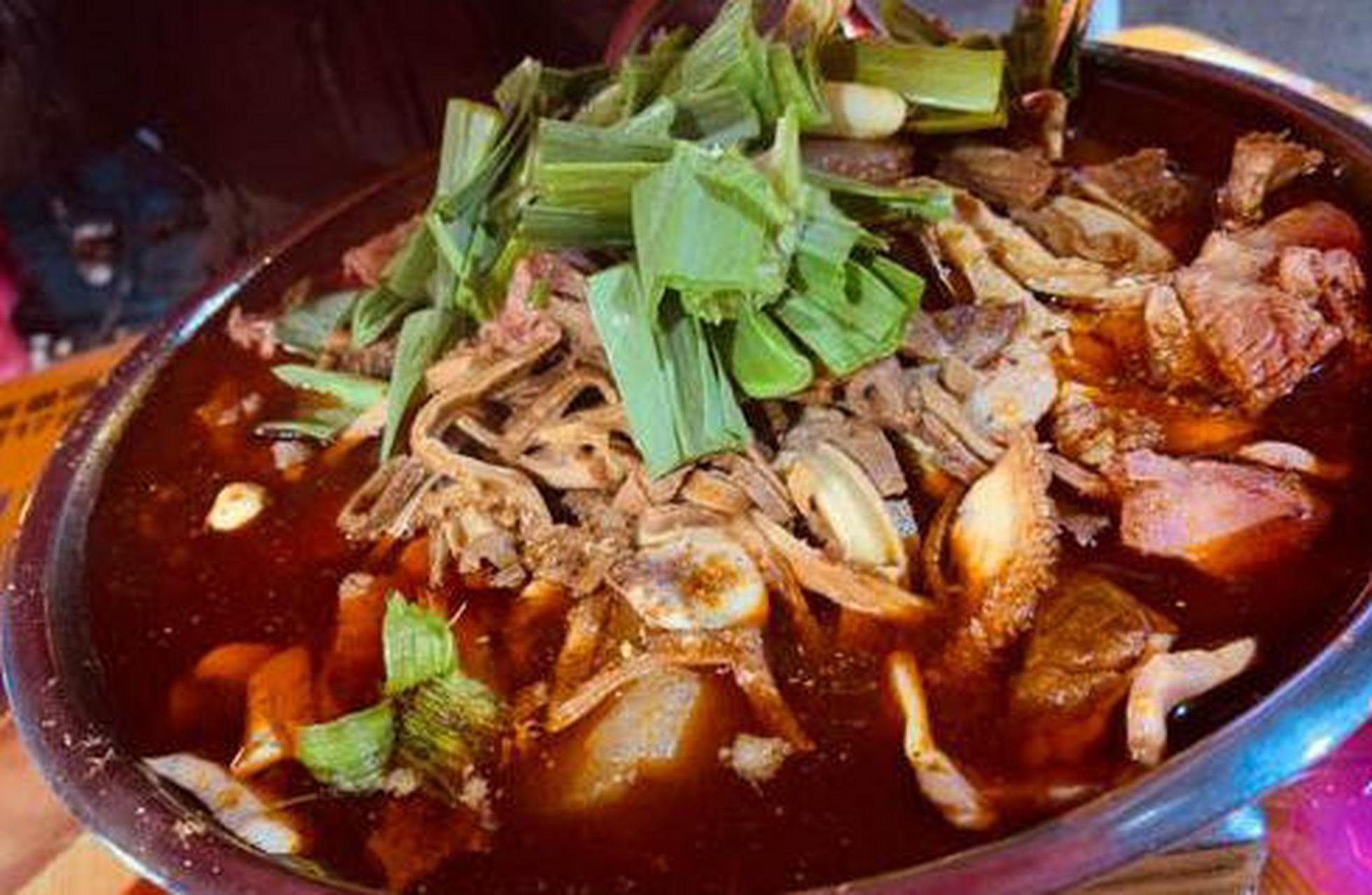 武汉芳芳牛杂,招牌菜牛杂粉,喜欢吃酸萝卜的加上一些会更好吃,除了