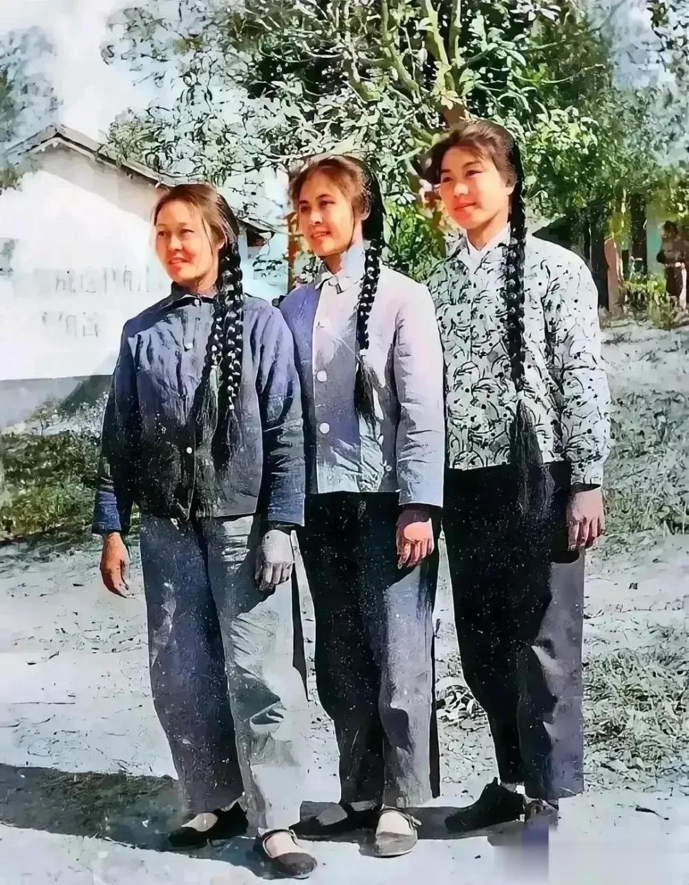 70年代,三个纯天然美女,黑油油的头发,超粗的大辫子.