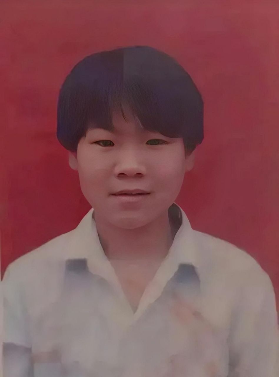 岳云鹏小时候上学时学生证上的证件照,那时候的岳云鹏胖乎乎的,腼腆