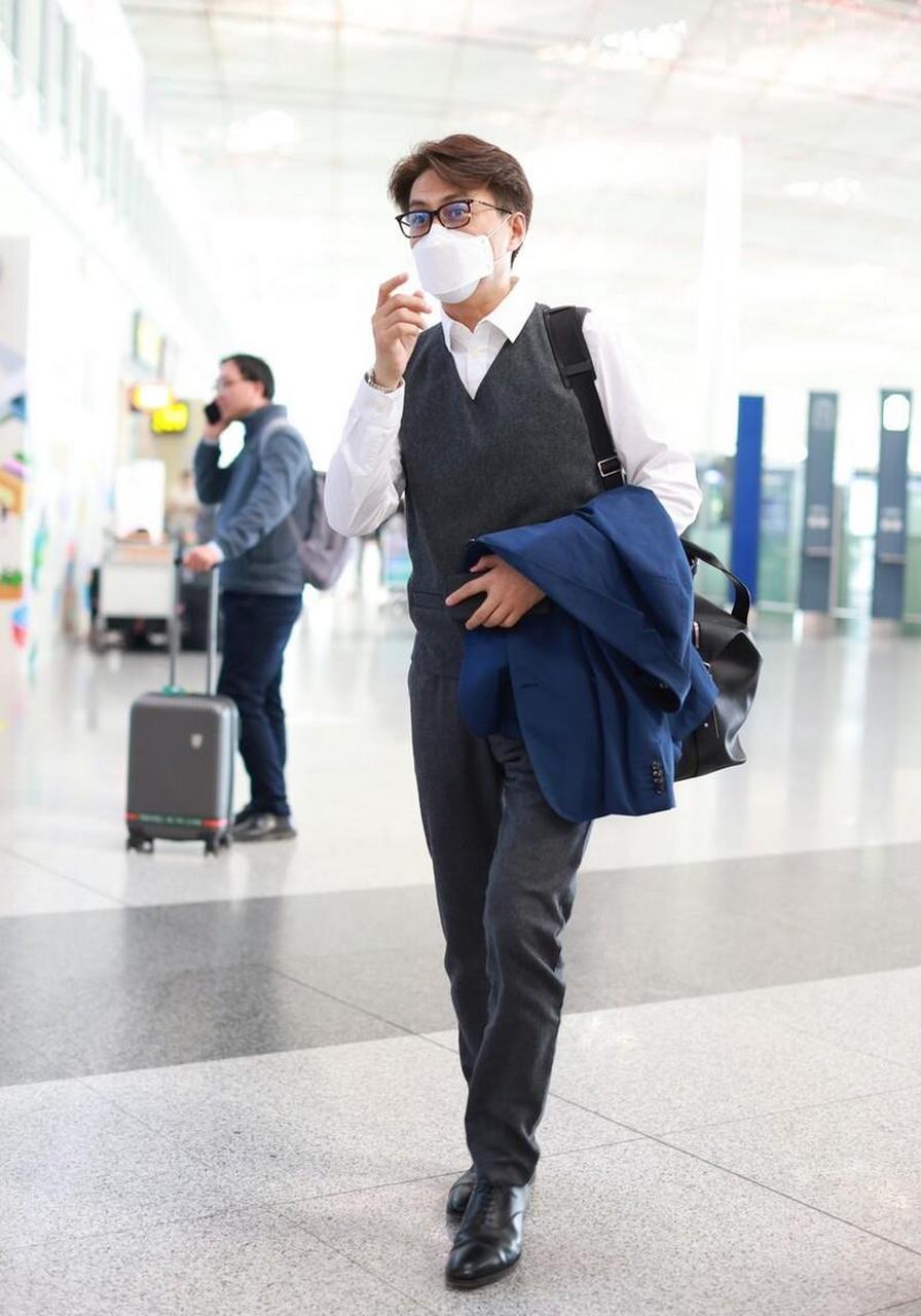 今天靳东亮相北京机场,他这次穿了一身灰色的衣服看上去非常的有型