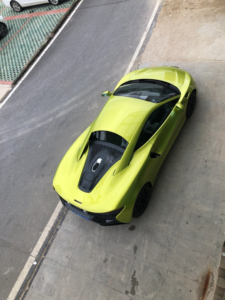 不是插电混动都能上绿牌  迈凯轮artura是一款六缸插电混动跑车,虽然