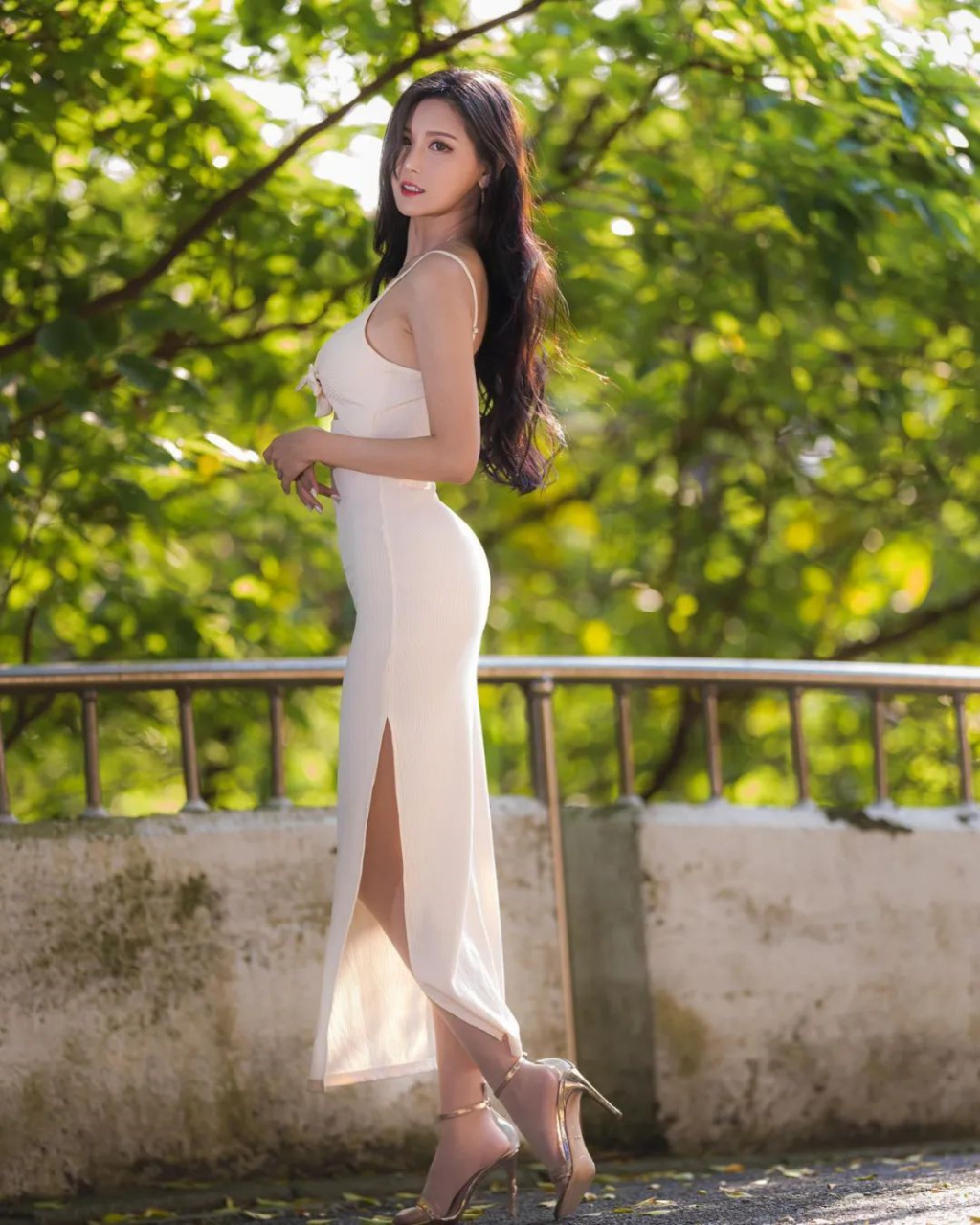 台湾网红许玲玲,甜美又性感的气质女神