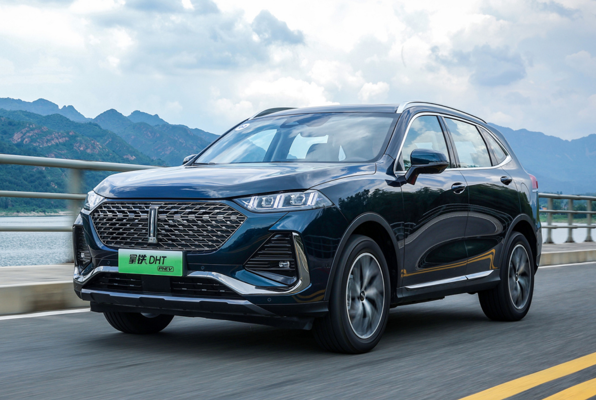 目前长城魏牌汽车有三款车型,都有对应的phev(插混)版,售价分别如下