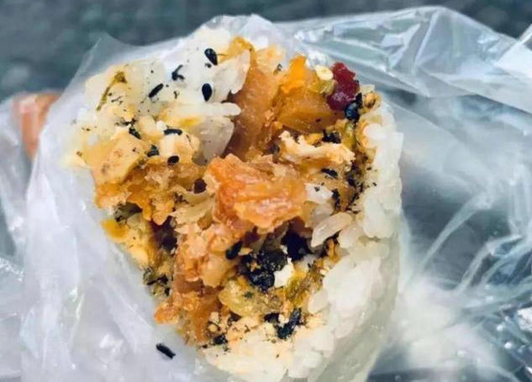 武汉糯米包油条 糯米包油条有甜口的,也有咸口的,甜口的是糯米,花生