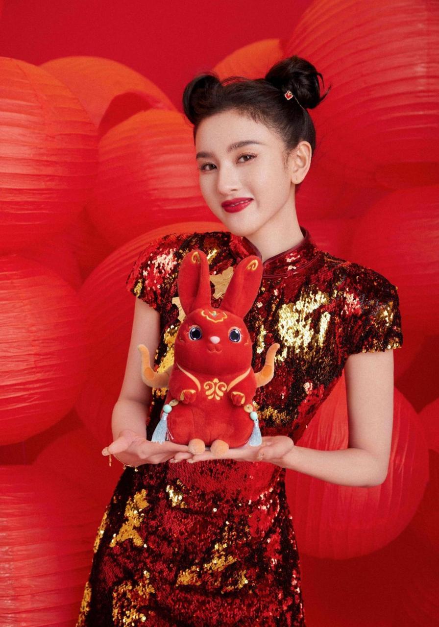 宋祖儿春晚中国娃娃造型,身穿亮片旗袍,搭配双丸子头,像极了中国娃娃