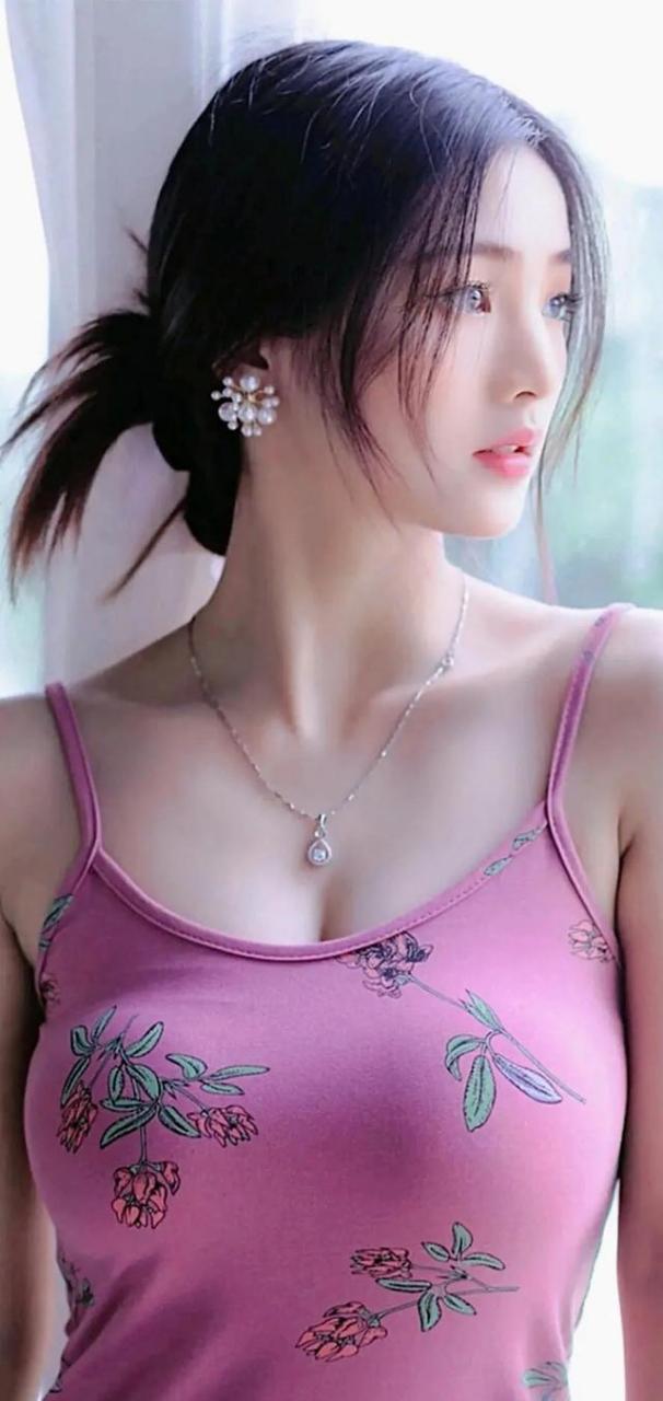 00后逆天颜值女神,干净美丽