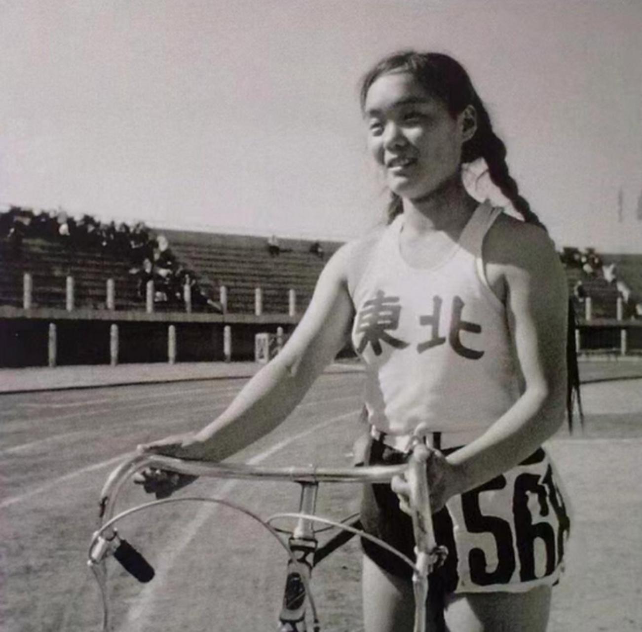 从照片中可见,女运动员身穿白色背心,三角短裤,身材丰腴,面露自信的