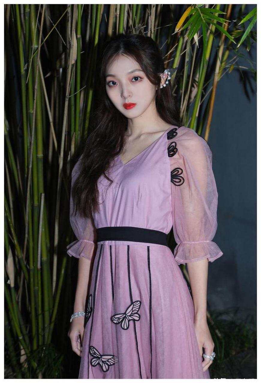 美女歌手强东玥迷人写真欣赏,越来越漂亮了啊