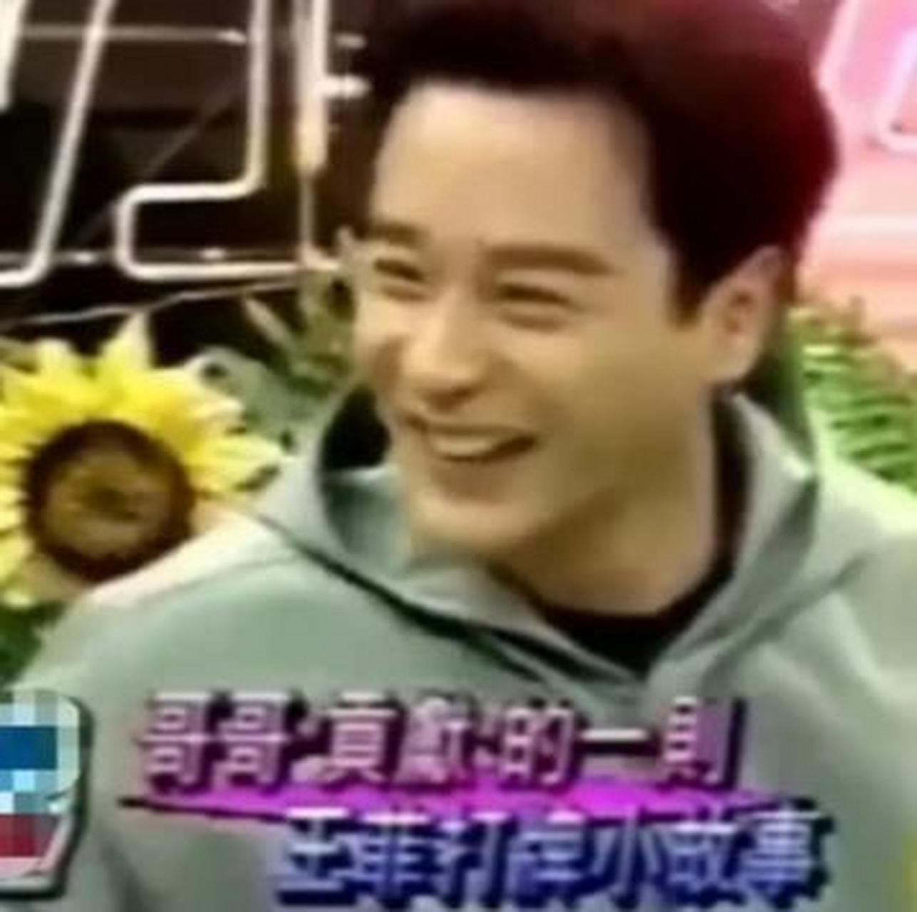 张国荣生前参加一档访谈节目,讲起与王菲一起打麻将的趣事.