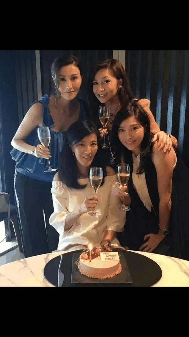 gif创作人# 51岁的李嘉欣与名媛闺蜜乘坐豪华游艇出海游玩,李嘉欣