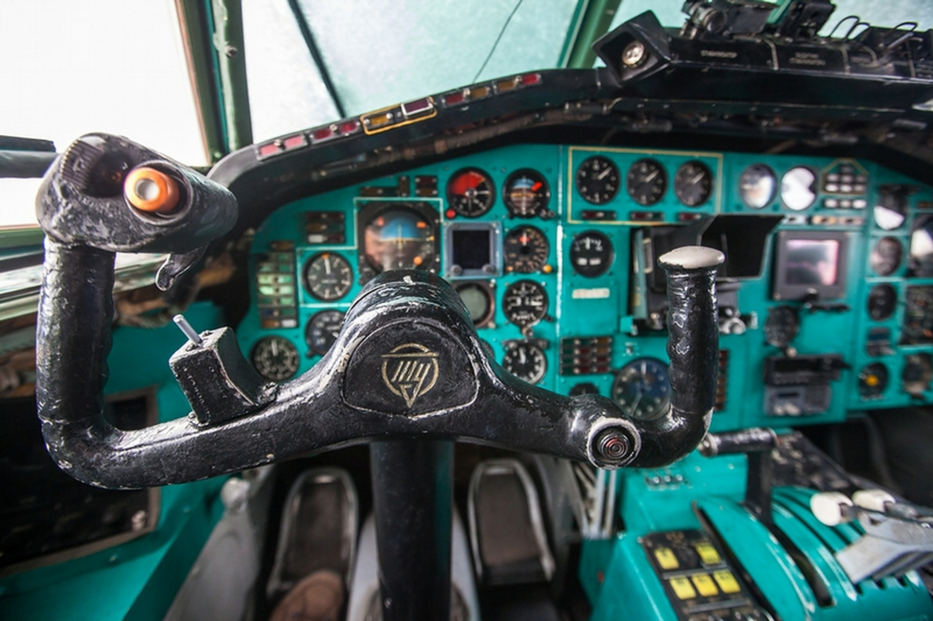 著名的图波列夫 tu-154m客机,是 1960 年代中期设计的三引擎中程窄体